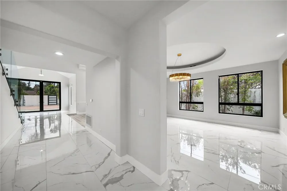 23129 Burbank Boulevard Woodland Hills, CA 91367