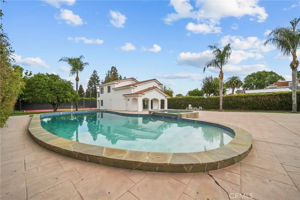 23129 Burbank Boulevard Woodland Hills, CA 91367