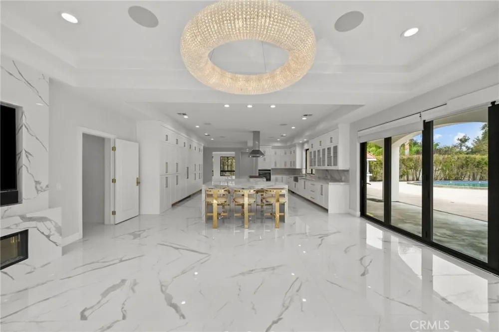 23129 Burbank Boulevard Woodland Hills, CA 91367