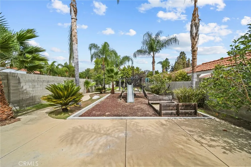 23129 Burbank Boulevard Woodland Hills, CA 91367