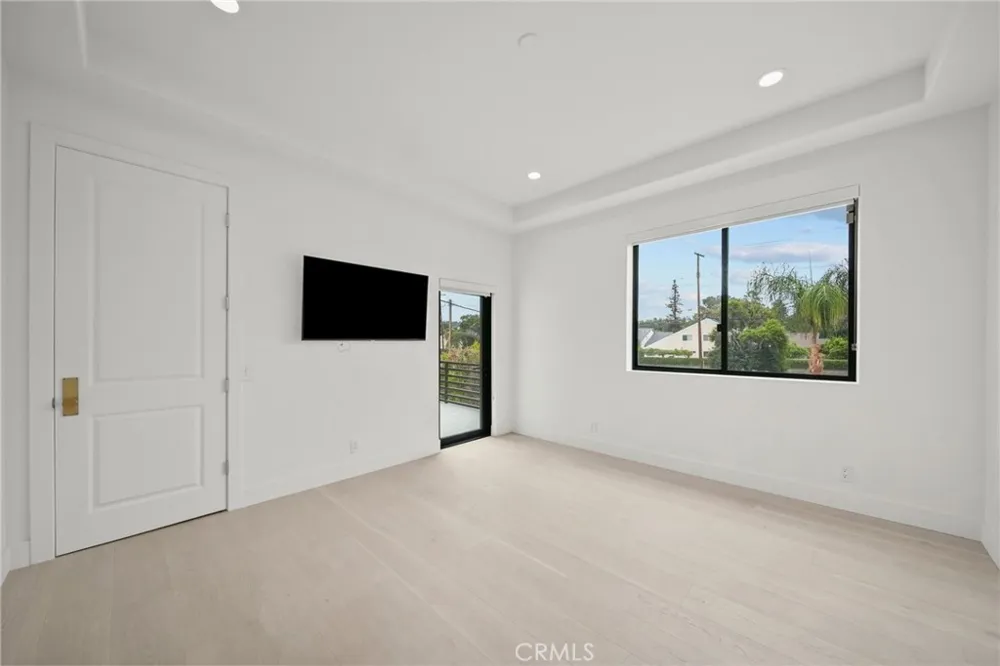 23129 Burbank Boulevard Woodland Hills, CA 91367