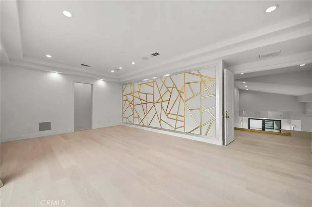 23129 Burbank Boulevard Woodland Hills, CA 91367