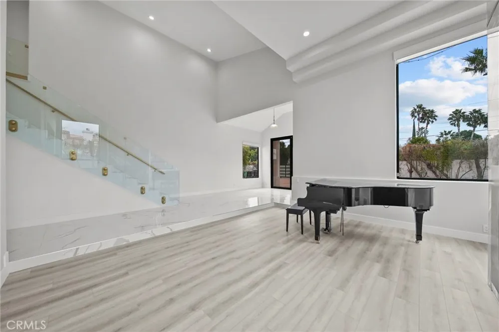 23129 Burbank Boulevard Woodland Hills, CA 91367