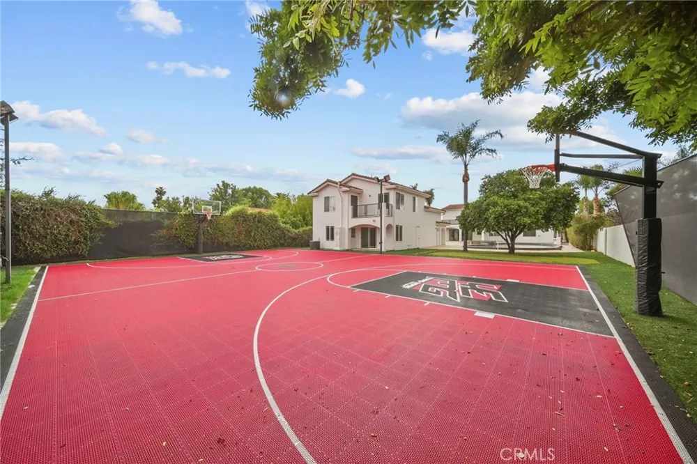23129 Burbank Boulevard Woodland Hills, CA 91367
