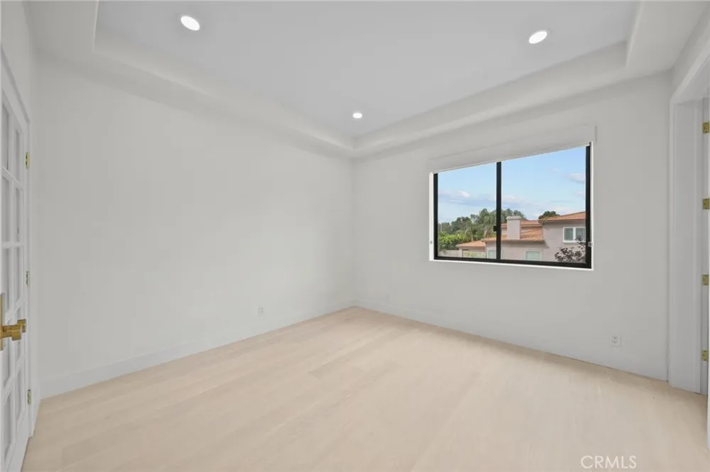 23129 Burbank Boulevard Woodland Hills, CA 91367