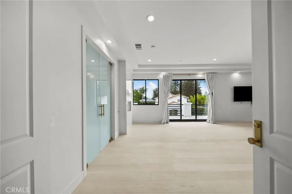 23129 Burbank Boulevard Woodland Hills, CA 91367