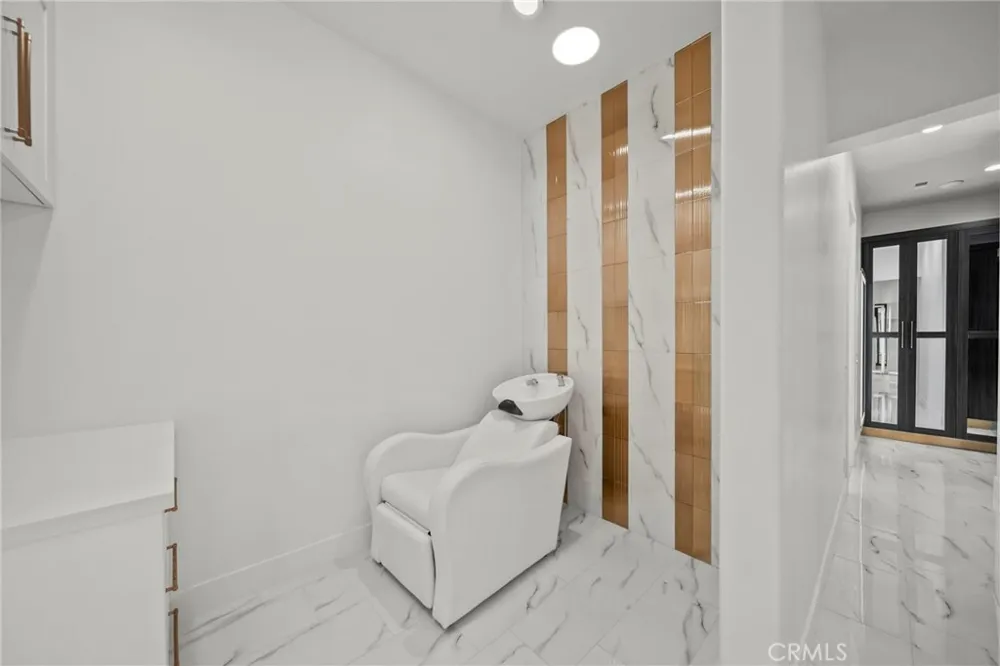 23129 Burbank Boulevard Woodland Hills, CA 91367