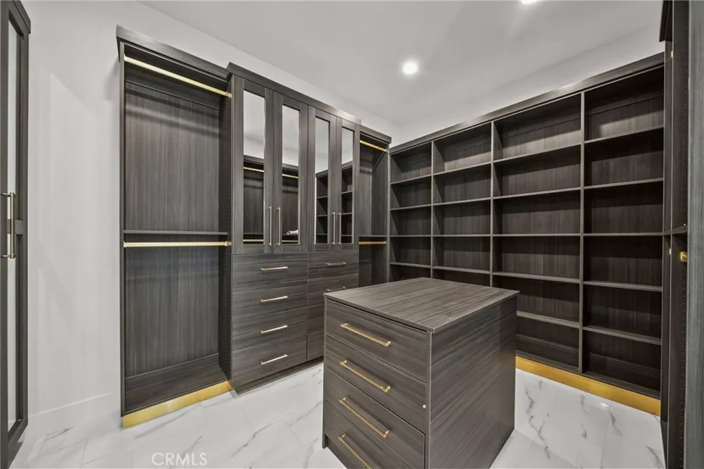 23129 Burbank Boulevard Woodland Hills, CA 91367