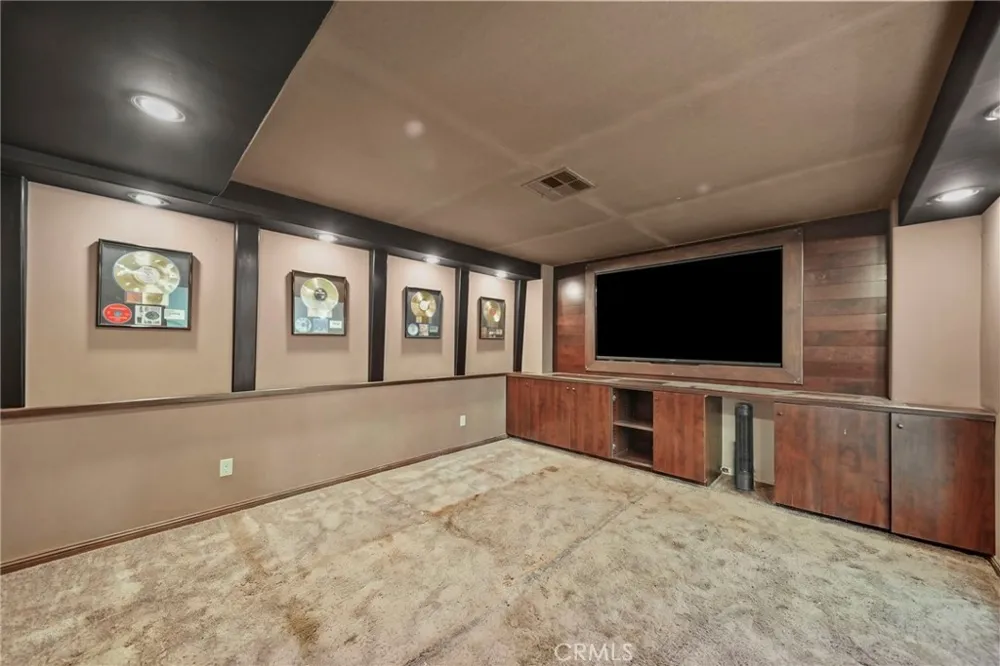 23129 Burbank Boulevard Woodland Hills, CA 91367