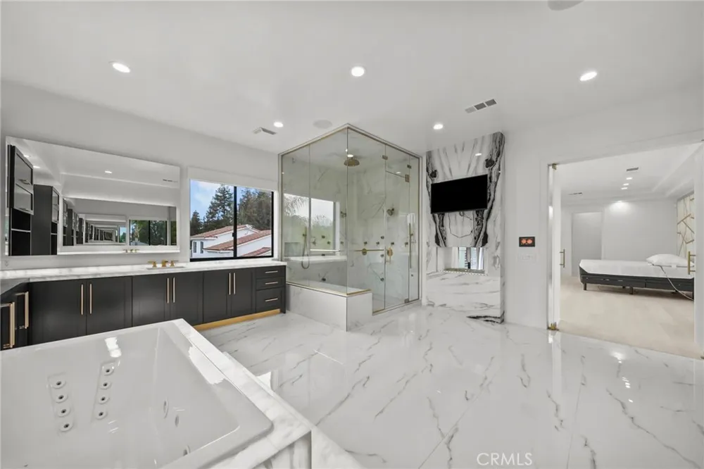 23129 Burbank Boulevard Woodland Hills, CA 91367