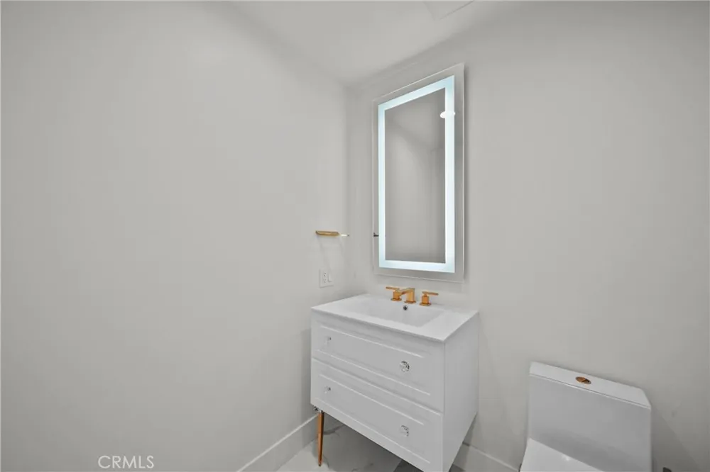 23129 Burbank Boulevard Woodland Hills, CA 91367