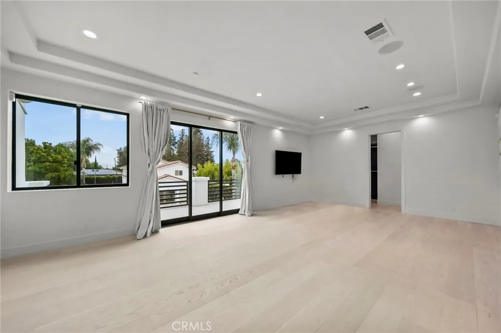 23129 Burbank Boulevard Woodland Hills, CA 91367