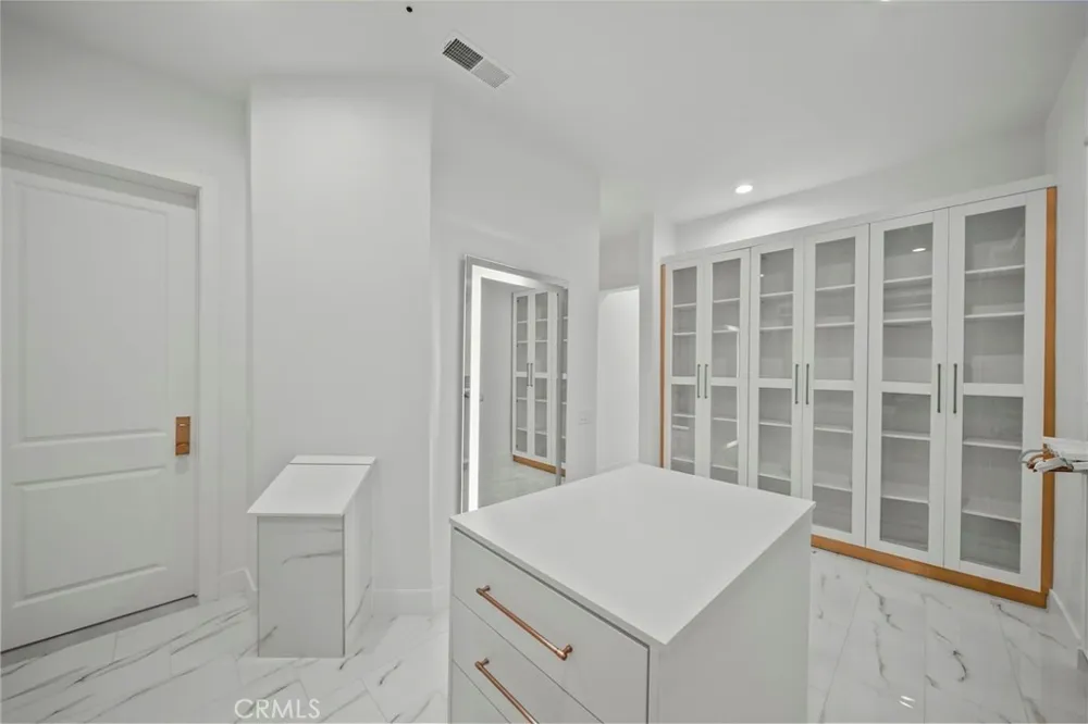 23129 Burbank Boulevard Woodland Hills, CA 91367