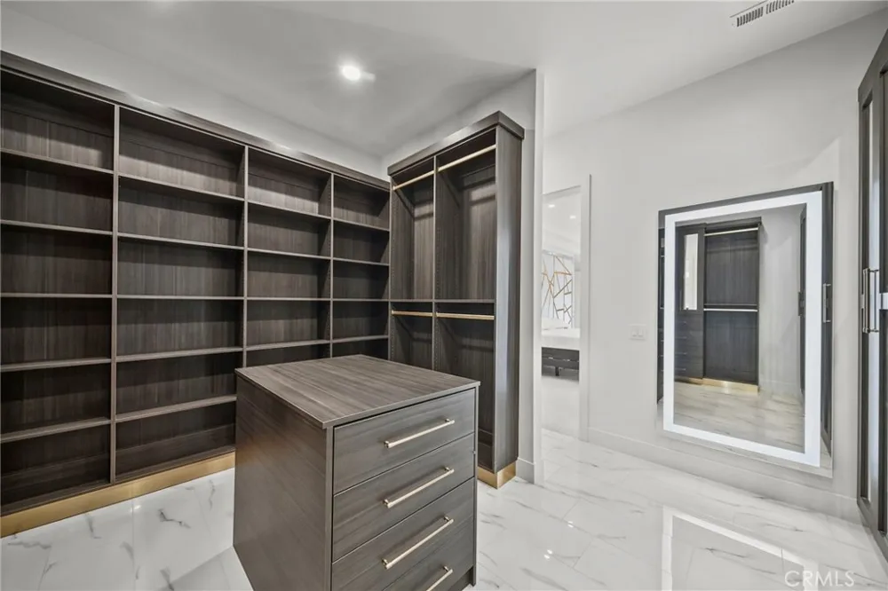 23129 Burbank Boulevard Woodland Hills, CA 91367