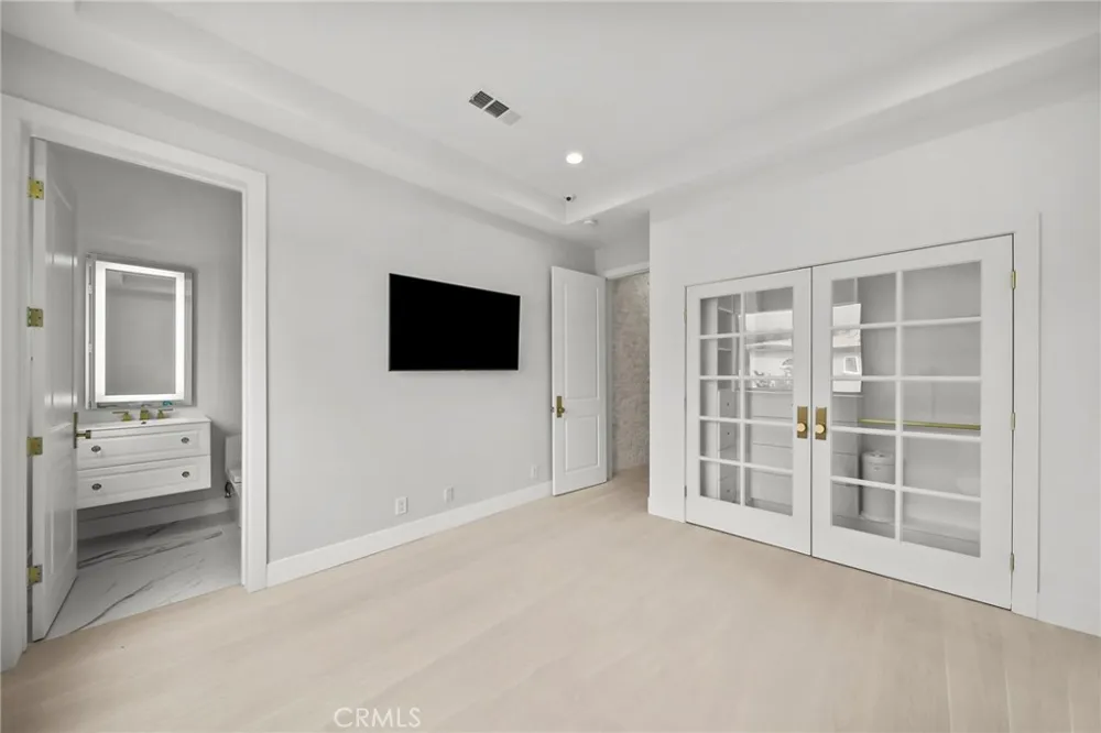 23129 Burbank Boulevard Woodland Hills, CA 91367