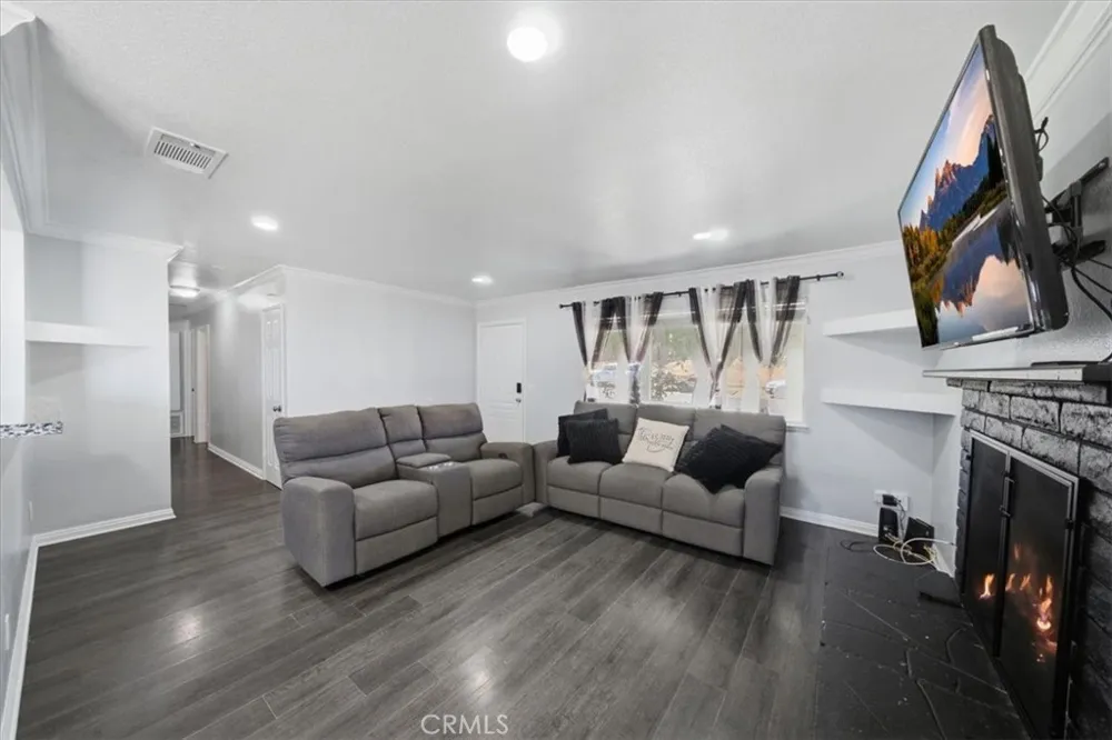 16523 Mackennas Gold Avenue Lake Los Angeles, CA 93591