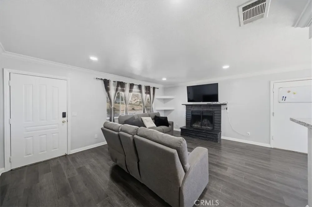 16523 Mackennas Gold Avenue Lake Los Angeles, CA 93591