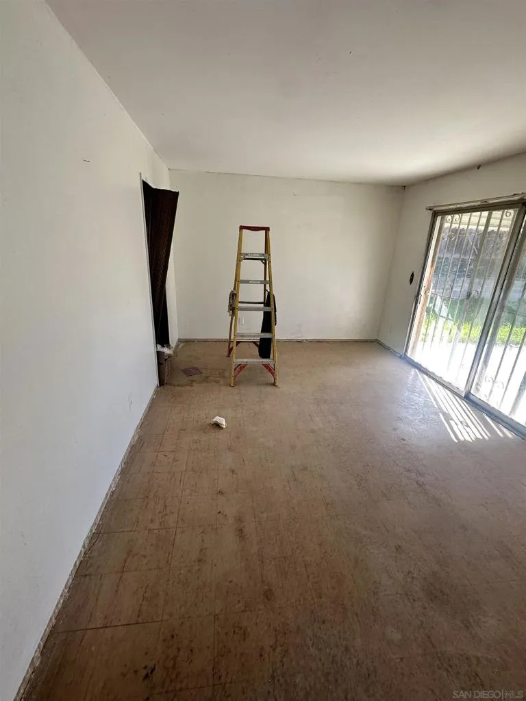 128 Old Oak Dr San Diego, CA 92114