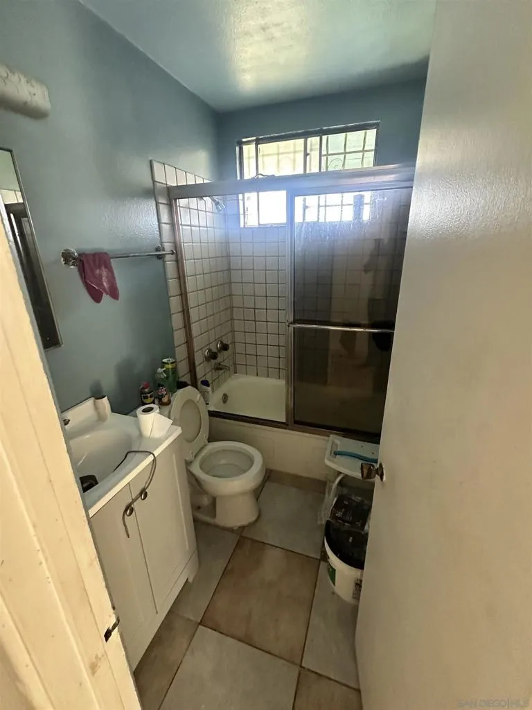 128 Old Oak Dr San Diego, CA 92114