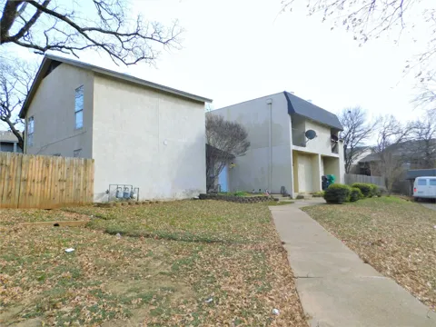 1913 Kingswood Court