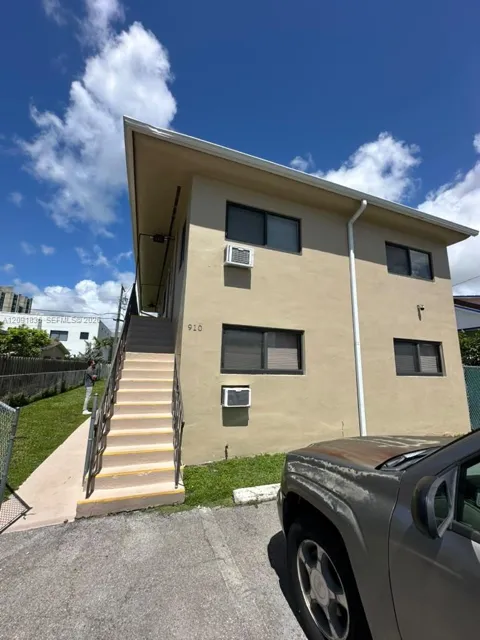 910 SW 29th Ave #1