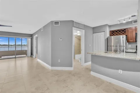 2811 Oakland Forest Dr #205