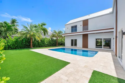 303 SW 14TH PLACE