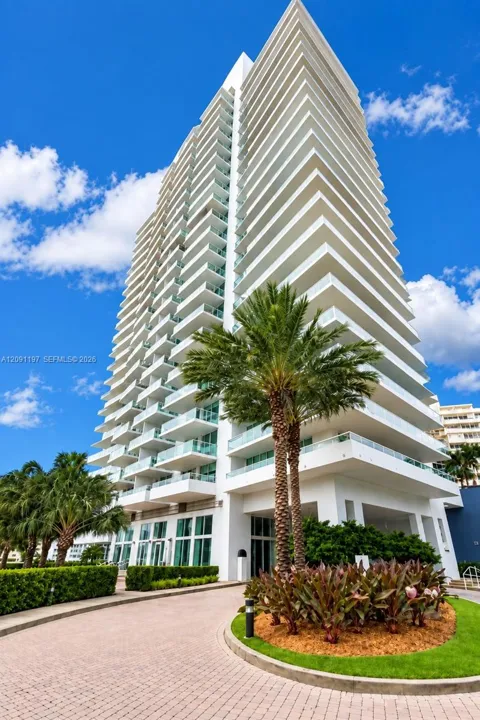 10 Venetian Way #1404