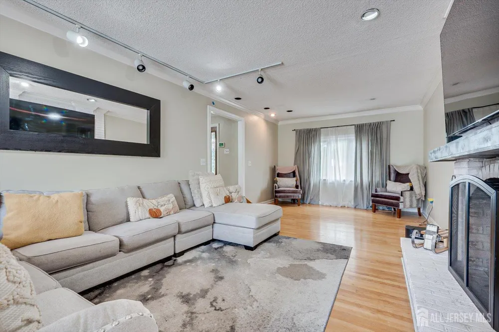 8 Nathan Drive North Brunswick, NJ 08902