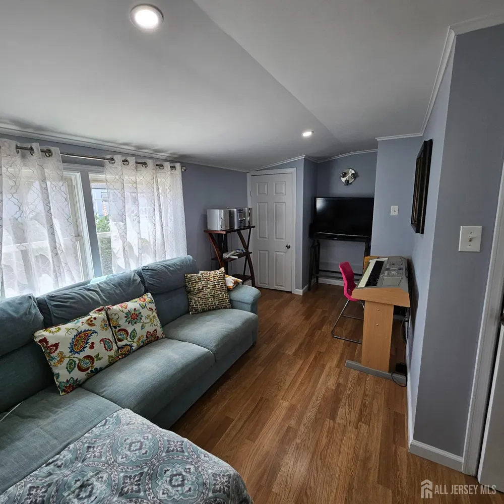 136 Isabelle Street Metuchen, NJ 08840