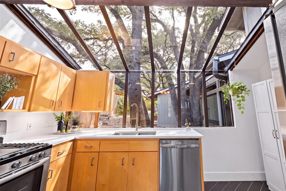 6603 Sunstrip Drive Austin, TX 78745