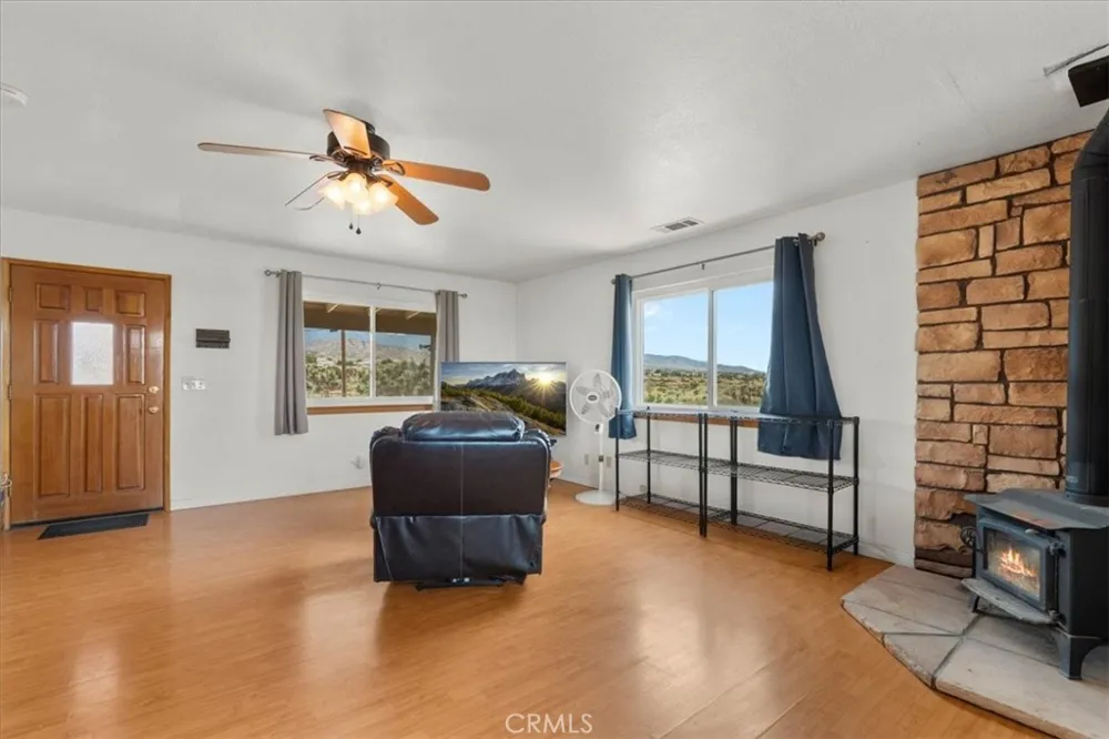 8757 Pacific Phelan, CA 92371