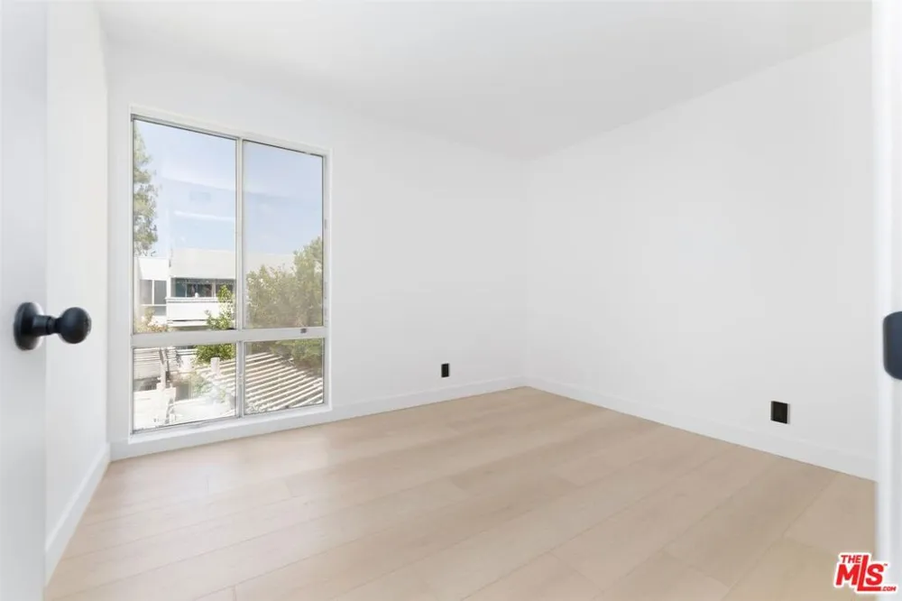 20134 Leadwell Street #334 Winnetka, CA 91306