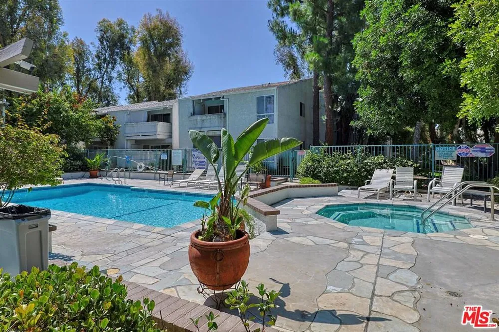 20134 Leadwell Street #334 Winnetka, CA 91306