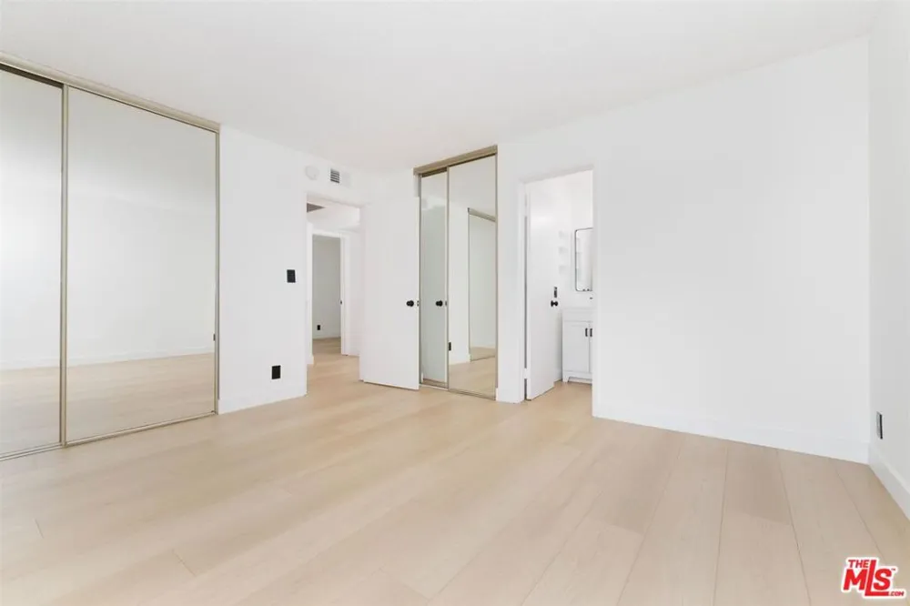 20134 Leadwell Street #334 Winnetka, CA 91306