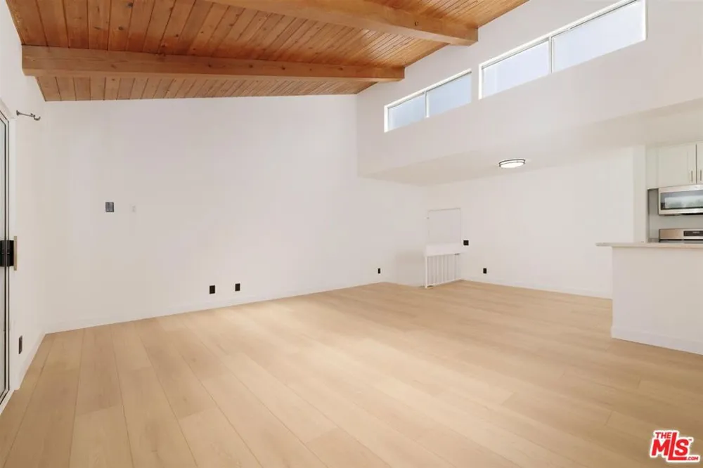20134 Leadwell Street #334 Winnetka, CA 91306