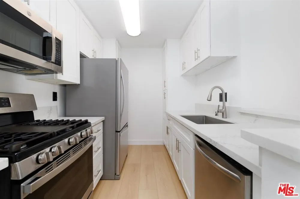 20134 Leadwell Street #334 Winnetka, CA 91306