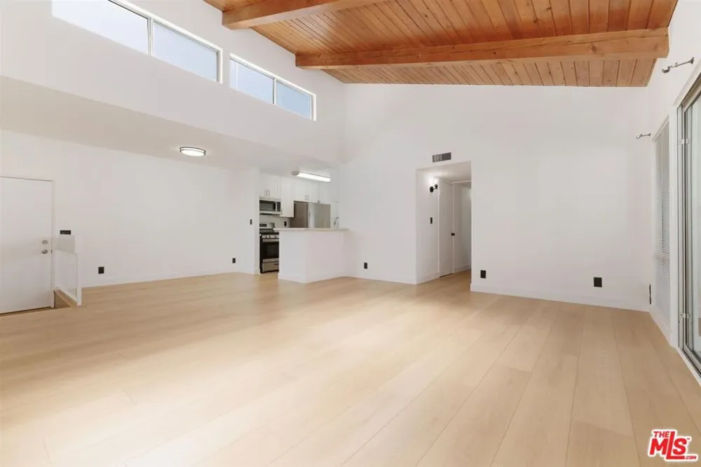 20134 Leadwell Street #334 Winnetka, CA 91306