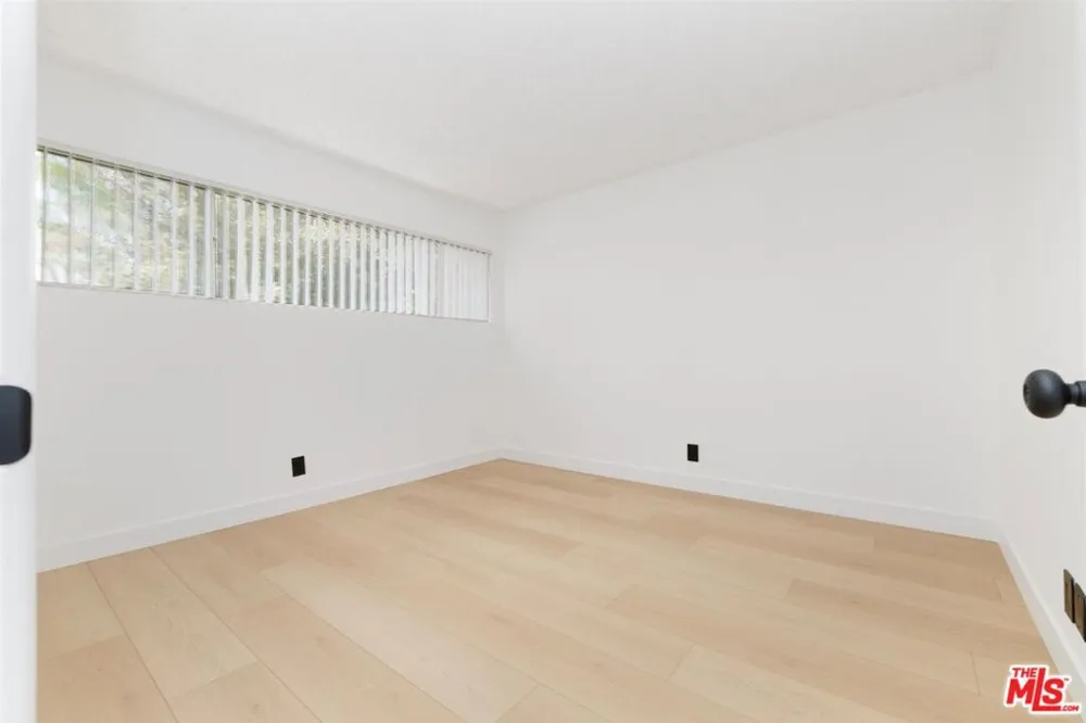 20134 Leadwell Street #334 Winnetka, CA 91306