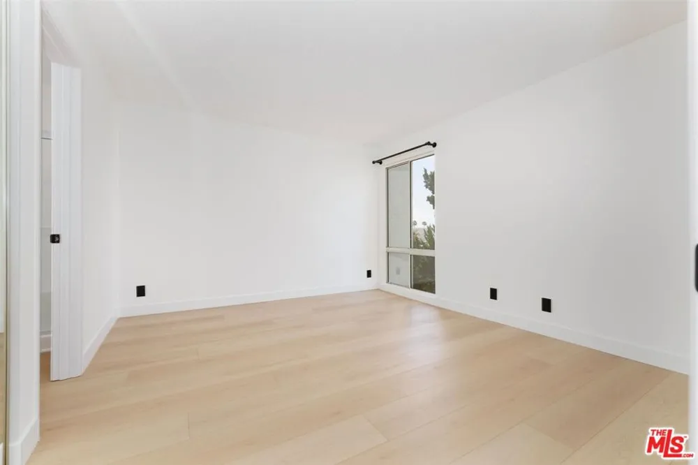 20134 Leadwell Street #334 Winnetka, CA 91306
