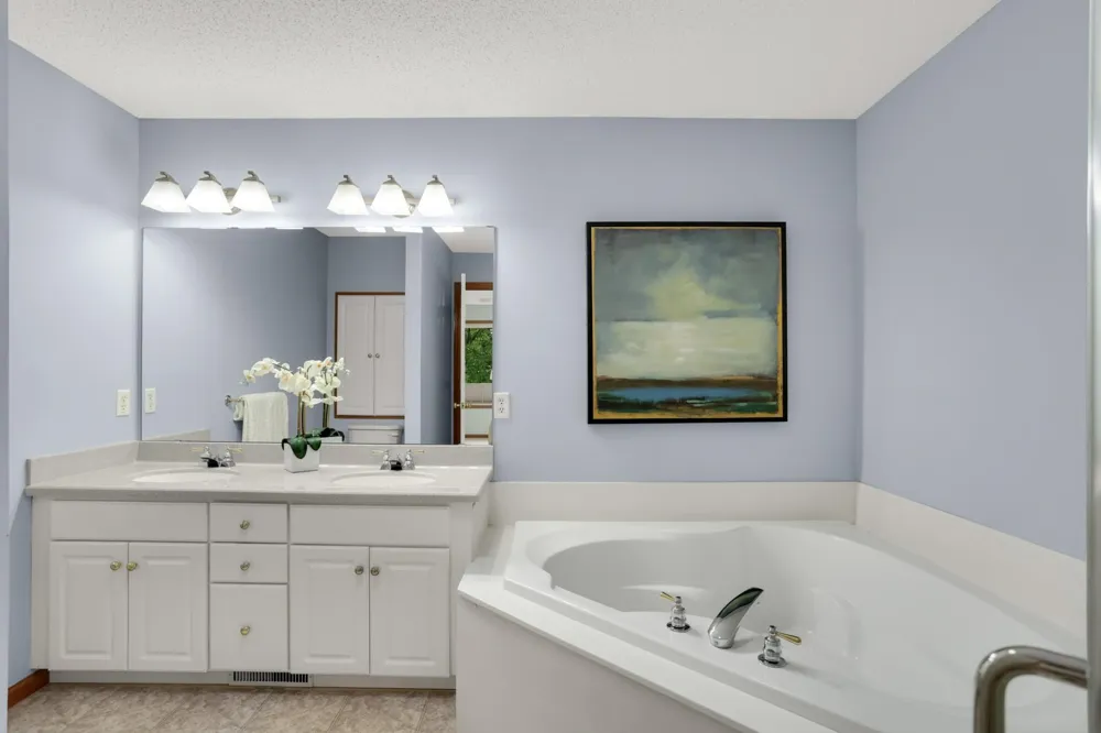 18677 Kalmar Trail Lakeville, MN 55044