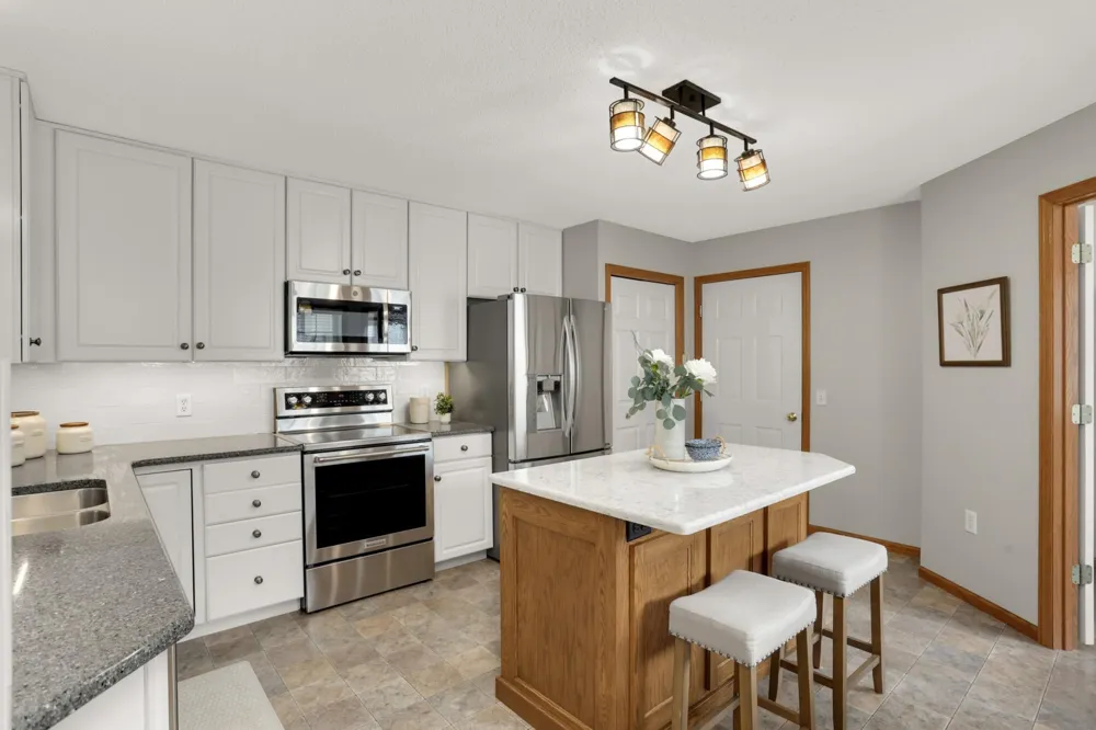 18677 Kalmar Trail Lakeville, MN 55044