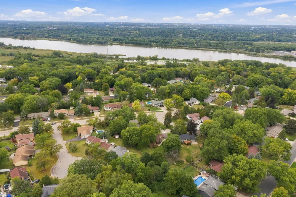 11315 W River Hills Drive Burnsville, MN 55337