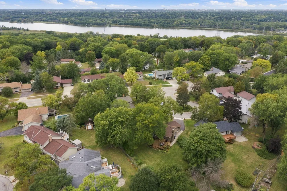 11315 W River Hills Drive Burnsville, MN 55337