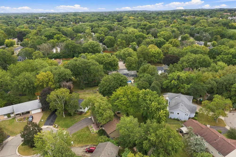 11315 W River Hills Drive Burnsville, MN 55337
