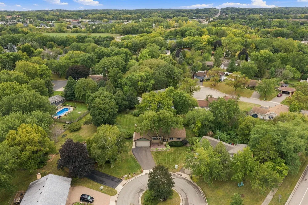 11315 W River Hills Drive Burnsville, MN 55337