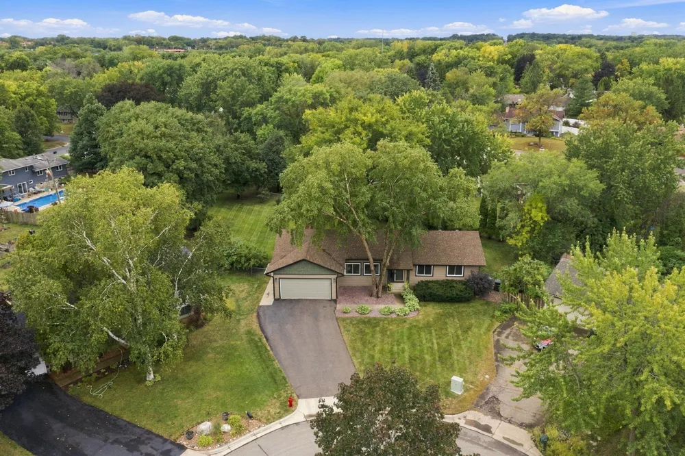 11315 W River Hills Drive Burnsville, MN 55337