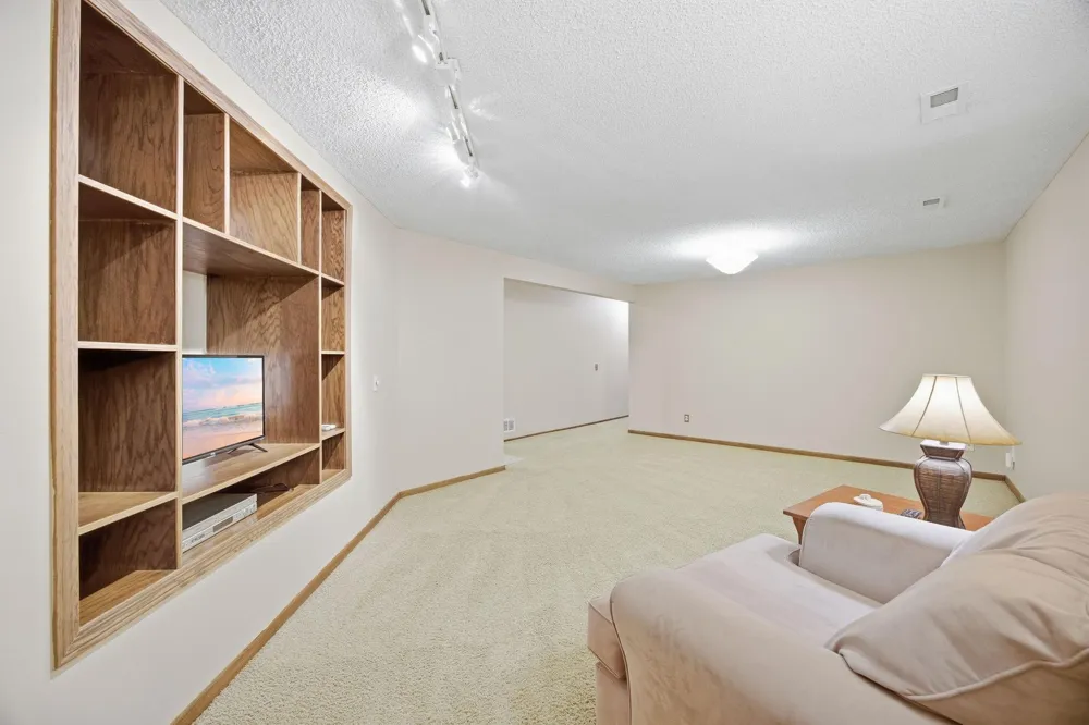11315 W River Hills Drive Burnsville, MN 55337