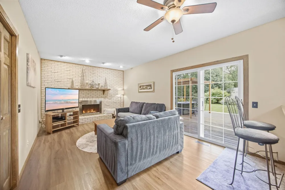 11315 W River Hills Drive Burnsville, MN 55337