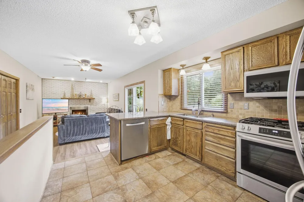 11315 W River Hills Drive Burnsville, MN 55337